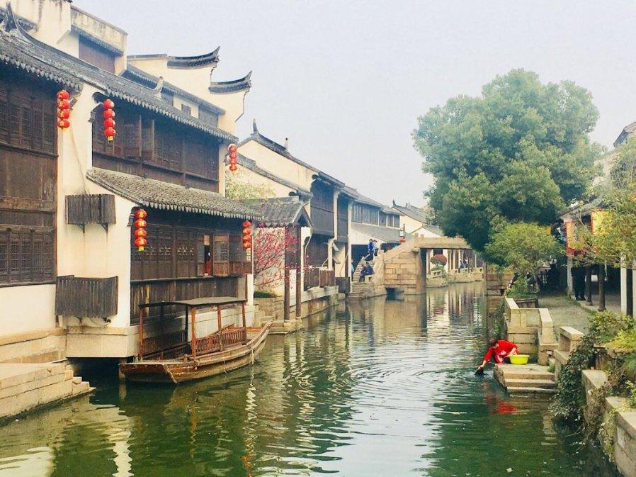 暗恋班上一个女生在班群加她微信给她发红包她不领说无事献殷勤非奸即盗什么意思我怎么回继续追吗有希望吗-最新热门话题讨论平台